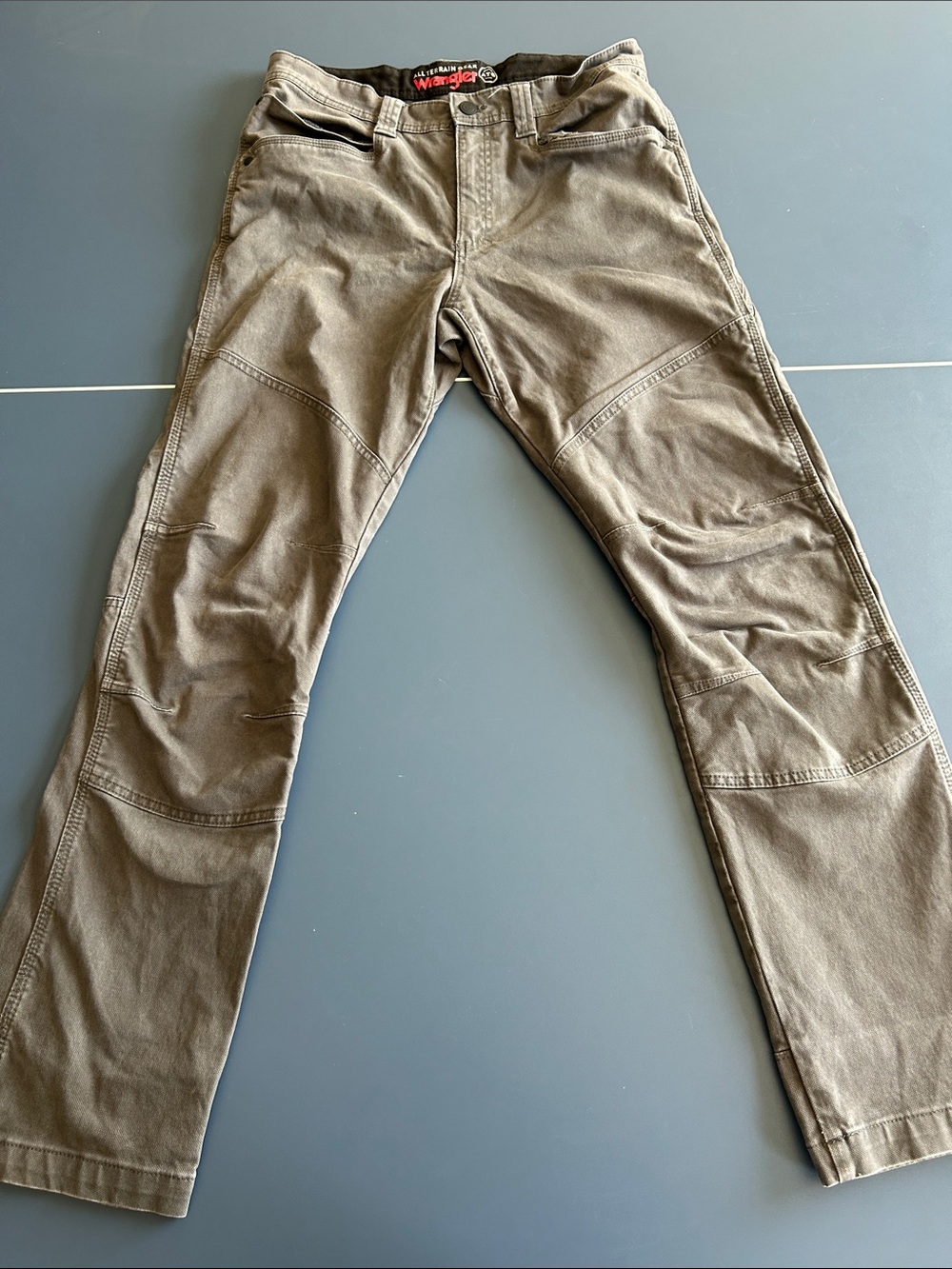 Wrangler Men's Gray Straight Leg Chinos size 30 x 32